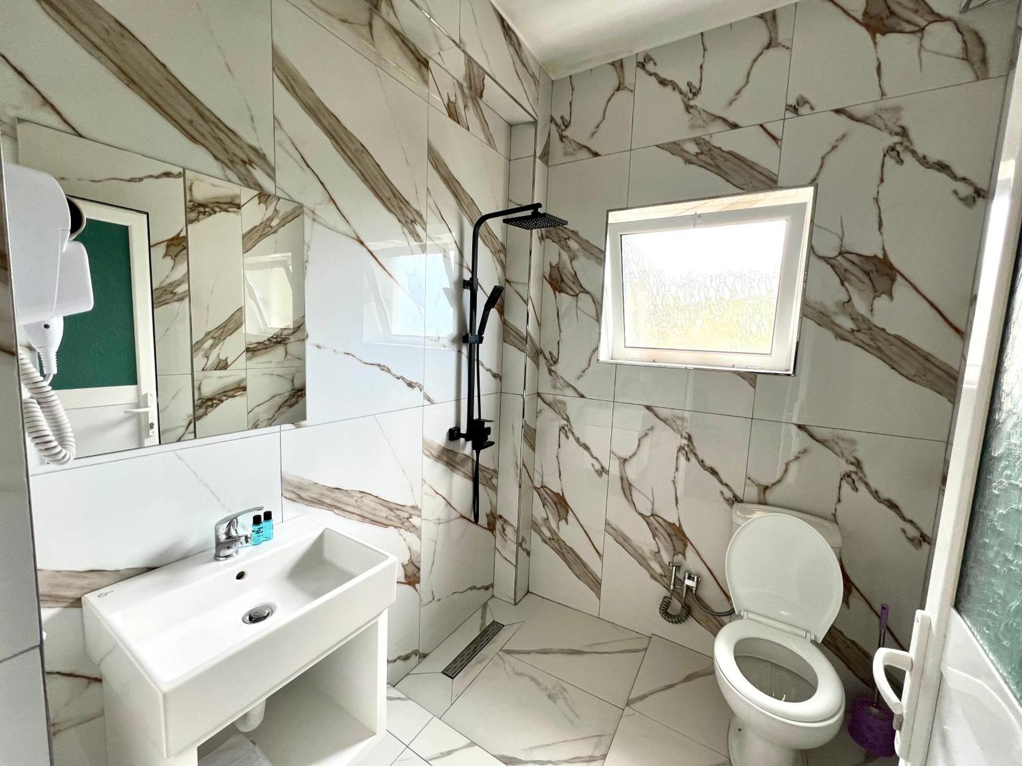 Redi'S Seaview Apartments Sarandë Eksteriør bilde