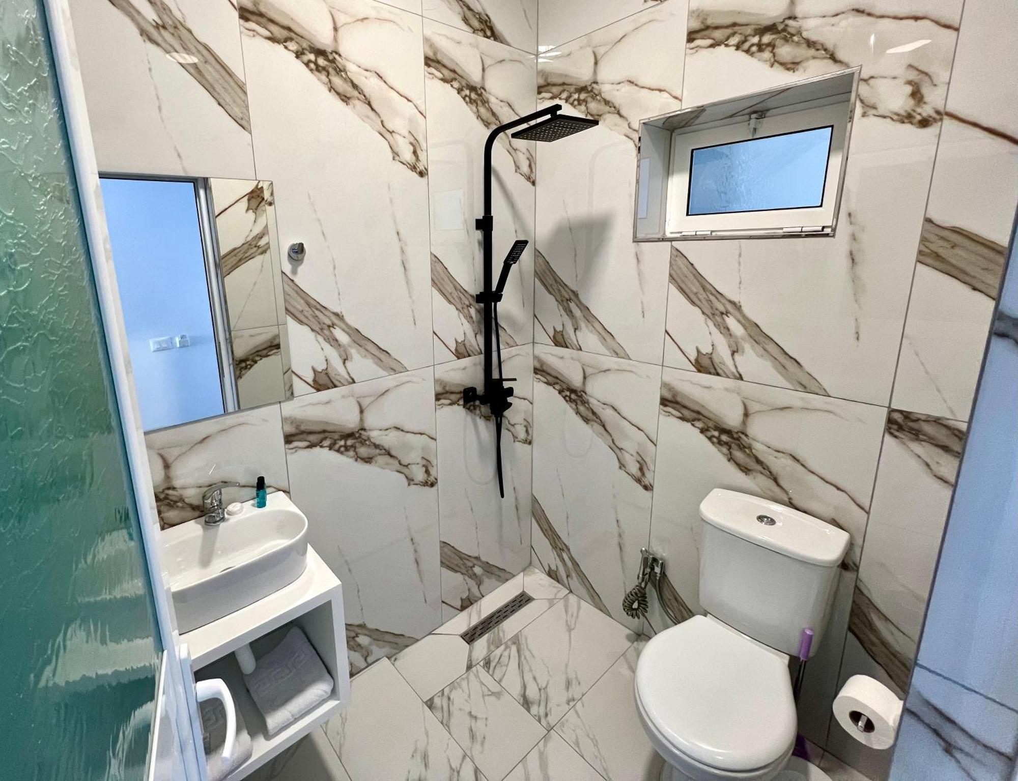 Redi'S Seaview Apartments Sarandë Eksteriør bilde